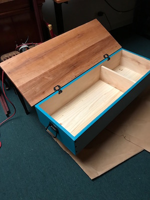 The butt jointed trunk with divider and hinges