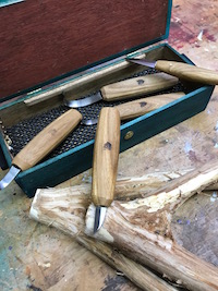 A set of chip and crook carving knives with sharp blades.