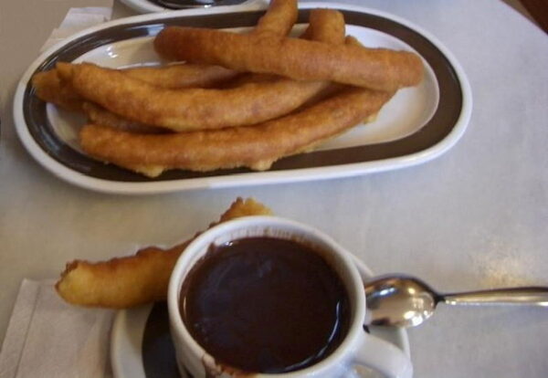 Churros con chocolate.