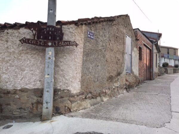 A sign pointing out the split on the camino Via de la Plata.